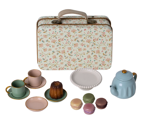 Discover the delightful Maileg Afternoon Treat, Mouse - Merle—a charming floral-patterned suitcase featuring a beautiful Maileg print, complete with an enchanting tea set that includes two cups, saucers, a teapot, a plate, a jelly mold, and macarons.