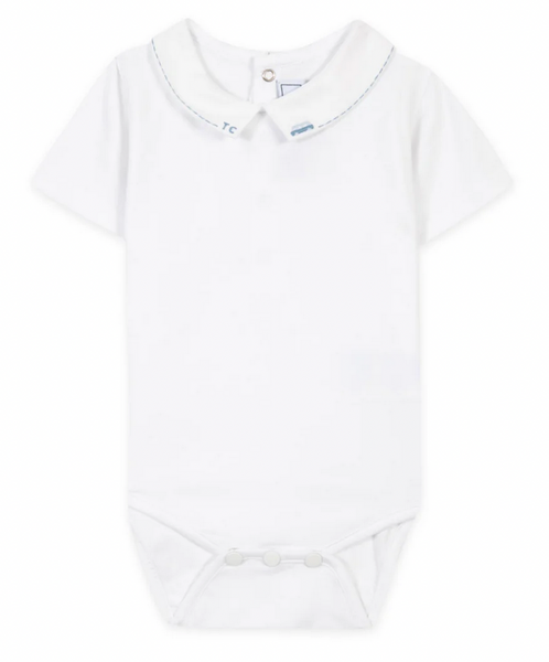 The Tartine et Chocolat Collared Short-Sleeved Onesie with Van Embroidery is a white baby bodysuit featuring short sleeves, a pointed collar, and convenient snap closures at the bottom. Perfect for special occasions, this elegant piece from Tartine et Chocolat displays subtle stitching details on the collar.